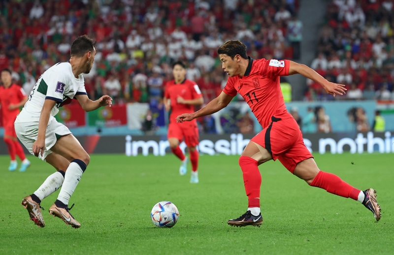 El delantero Hwang Hee-chan (Wolverhampton) sostiene el balón el 2 de diciembre en el tercer y último partido del Grupo H de Corea de la Copa Mundial de la FIFA en el Estadio Ciudad de la Educación en Rayán, Catar. 