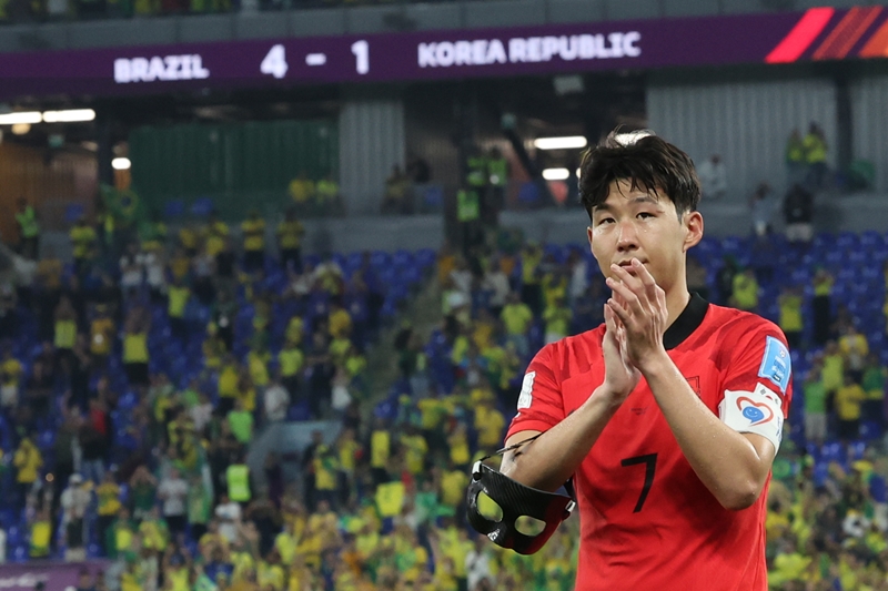 Son Heung-min, capitán de la selección nacional de fútbol, agradece el 5 de diciembre a los aficionados después de la derrota de Corea por 4-1 ante Brasil en los octavos de final de la Copa Mundial de Catar en el Estadio 974 en Doha, Catar. | Agencia de Noticias Yonhap