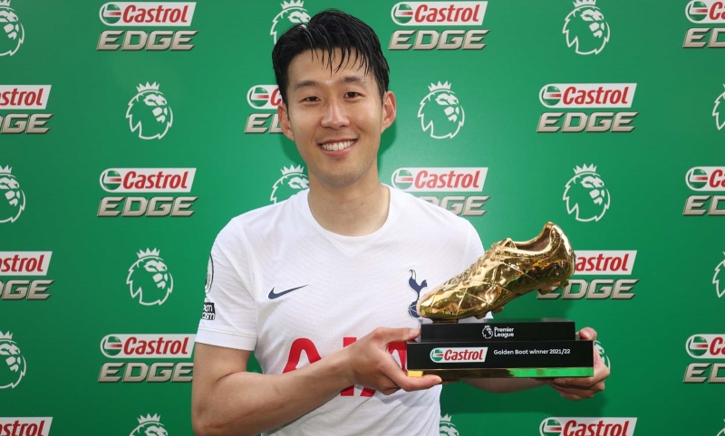 Son Heung-min posa con la Bota de Oro, trofeo que se otorga al máximo goleador de la Premier League inglesa (EPL, por sus siglas en inglés). | Sitio web oficial del Tottenham Hotspur