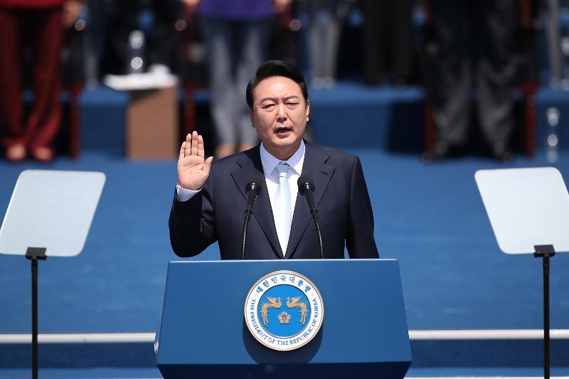 El presidente Yoon Suk Yeol hace el juramento el 10 de mayo como el vigésimo jefe de Estado de la República de Corea en la ceremonia de investidura celebrada en la plaza frente a la Asamblea Nacional, en el área de Yeouido del distrito Yeongdeungpo-gu de Seúl. | Yang Dong Wook, Agencia de Información del Ministerio de Defensa 