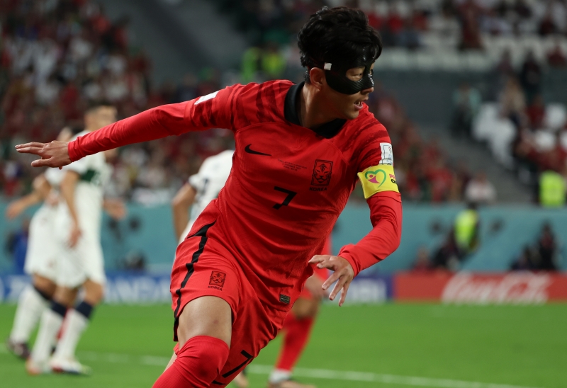 La fotografía muestra al capitán de la selección de Corea, Son Heung-min, durante el partido del Grupo H de la Copa Mundial de Catar 2022 contra Portugal celebrado en el Estadio Ciudad de la Educación en Rayán, el 2 de diciembre (hora local). | Agencia de Noticias Yonhap 