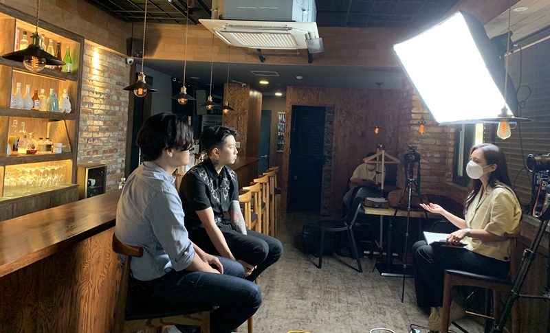 Min Yea-Ji (derecha), redactora de Korea.net, entrevista en mayo al director ejecutivo de Won Spirits, Jay Park (en el centro), y al director de comunicaciones de la empresa, Kim Hee-Jun. | Jung Joo-ri