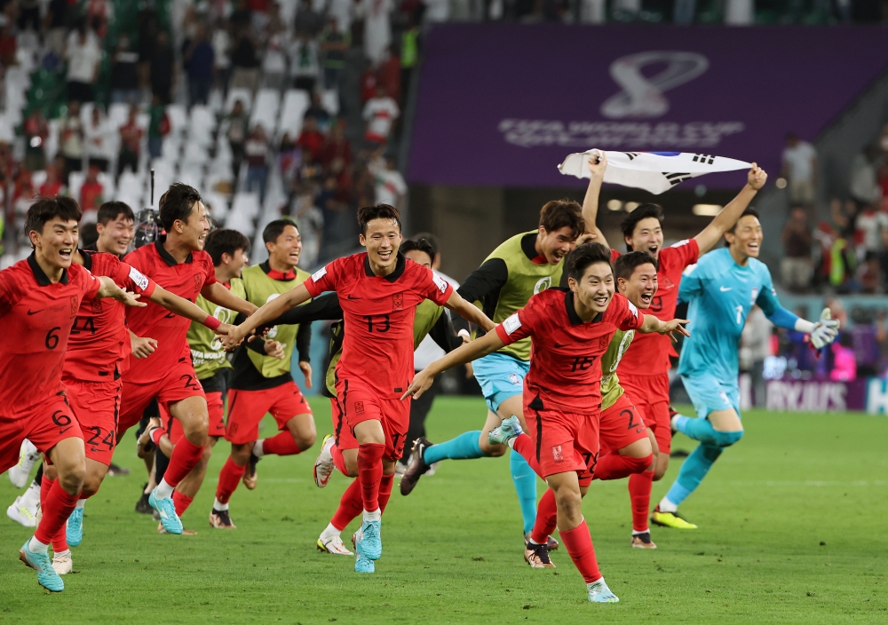 ▲ 대한민국 축구 대표팀이 2일(현지 시간) 카타르 알라이얀의 에듀케이션 시티 스타디움에서 열린 2022 카타르 월드컵 조별리그 H조 3차전에서 포르투갈에 2-1로 승리한 뒤 16강 진출 확정 소식을 듣자 기뻐하며 그라운드를 달리고 있다.