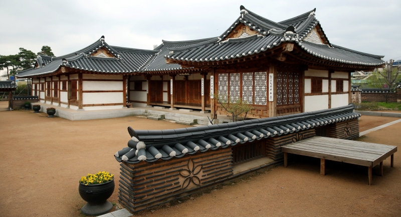El Ministerio de Cultura, Deportes y Turismo seleccionó el 27 de diciembre a Gimhae, provincia de Gyeongsangnam-do, como ciudad cultural de Asia oriental para 2024. La foto muestra un centro cultural donde los visitantes pueden conocer la casa tradicional coreana hanok en Gimhae. | Korea.net 