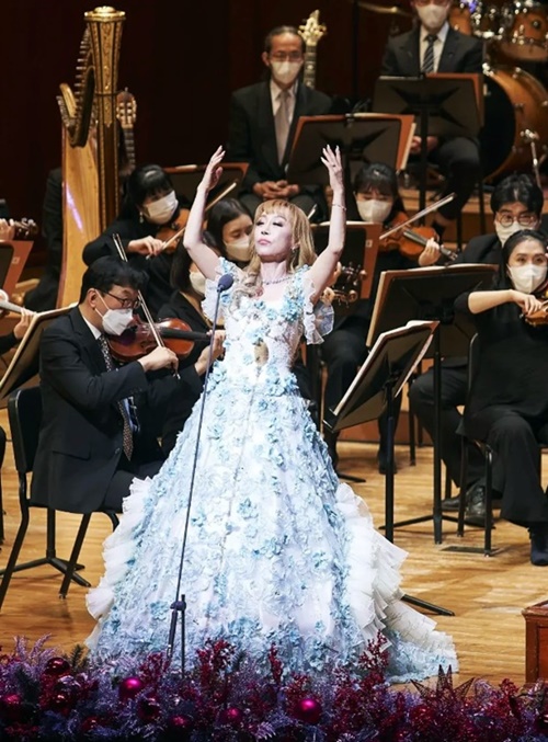 La foto muestra a la soprano estrella Sumi Jo durante su concierto realizado el 23 de diciembre en el Centro de Arte de Seúl en el distrito Seocho-gu de la capital. ә Cuenta oficial de Sumi Jo en Instagram 