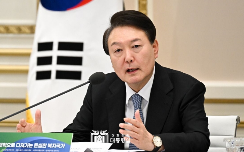 A partir del 14 de enero, el presidente Yoon Suk Yeol realizará una gira por los Emiratos Árabes Unidos (EAU) y Suiza durante 8 días y 6 noches. La foto muestra al presidente Yoon recibiendo un informe sobre el plan de trabajo de los ministerios gubernamentales para 2023 en la casa de huéspedes del antiguo recinto presidencial Cheong Wa Dae el 9 de enero. | Oficina presidencial