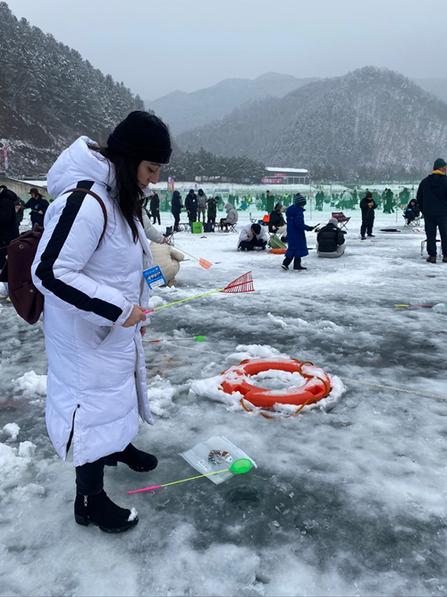  Rebeca Arcega Hernando, reportera honoraria de Korea.net desde España, el 7 de enero hace la actividad de pesca en el festival alrededor del arroyo Hwacheoncheon en el municipio de Hwacheon-eup en el condado de Hwacheon-gun en la provincia de Gangwon-do. 