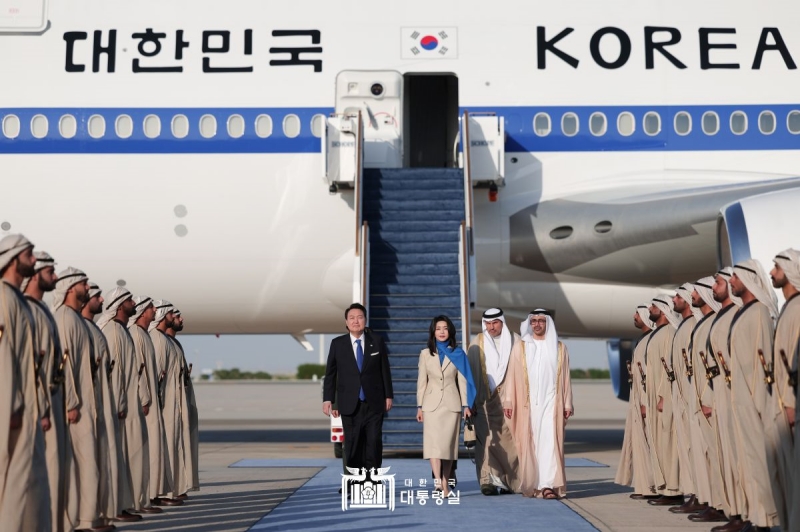 El presidente Yoon Suk Yeol y la primera dama Kim Keon Hee llegan el 14 de enero al Aeropuerto Internacional de Abu Dhabi en Emiratos Árabes Unidos (EAU). Como el primer líder coreano en realizar una visita de Estado a los EAU, el presidente Yoon, mientras ingresaba al espacio aéreo del país en el avión presidencial Code One, fue escoltado por cuatro aviones de combate de la Fuerza Aérea emiratí como invitado estatal. | Oficina presidencial 