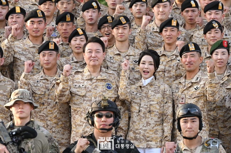 El presidente Yoon Suk Yeol (segundo desde la izquierda en la segunda fila) y la primera dama Kim Keon Hee visitan el 15 de enero la Unidad Akh, unidad surcoreana enviada a los EAU, cerca de Abu Dabi y toman una foto conmemorativa con los soldados. El presidente Yoon dijo que el hecho de que los soldados coreanos desempeñen un papel activo en el país de Medio Oriente muestra la fuerza de la capacidad de defensa de la República de Corea al todo el mundo y alentó a los soldados subrayando que estaba muy orgulloso de ellos como comandante en jefe. | Oficina presidencial