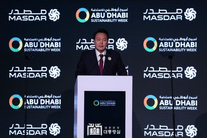 El presidente Yoon Suk Yeol da el 16 de enero un discurso de apertura en la ceremonia de inauguración de la Semana de la Sostenibilidad de Abu Dhabi en el Centro Nacional de Exposiciones de Abu Dhabi. La oficina presidencial informó que el mandatario explicó en el discurso su plan para lograr la neutralidad de carbono de Corea, diciendo que si la asociación estratégica especial de Corea y los EAU se expande al sector de la neutralidad de carbono, el liderazgo de ambos países en la comunidad internacional crecerá y las oportunidades para la cooperación económica verá un impulso. | Oficina presidencial