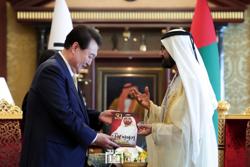 El 17 de enero, el presidente Yoon Suk Yeol (izquierda) recibe la biografía del vicepresidente y primer ministro de los EAU, Mohamed bin Rashid Al Maktoum en Dubái. En su reunión de ese día, el presidente Yoon dijo que confiaba en que Corea puede ser el compañero más cercano y confiable (rafiq en árabe) para implementar los 'Proyectos de los 50', impulsados por EAU y Dubái. | Oficina presidencial