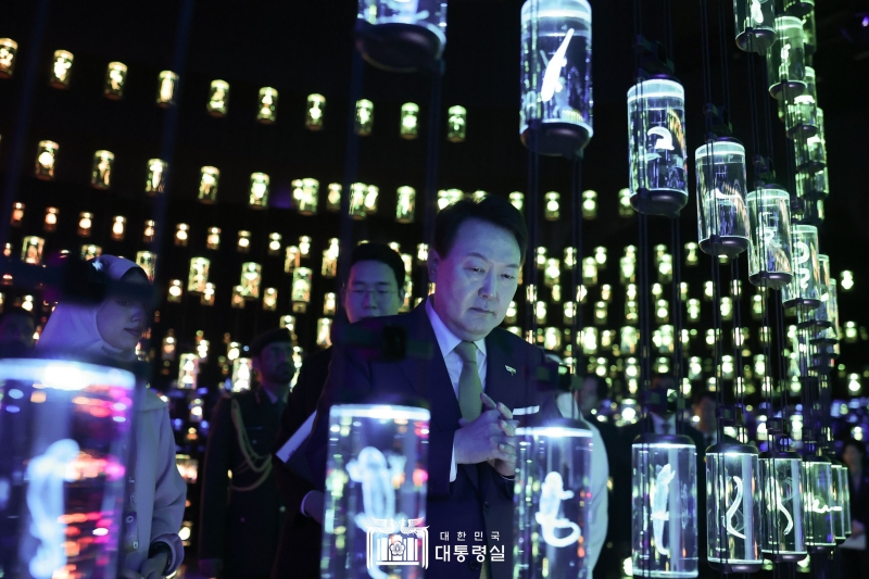 El presidente Yoon Suk Yeol ve el 17 de enero una exhibición en el Museo del Futuro en Dubái antes de asistir al Foro de Visión Futura organizado por el museo. En el foro, enfatizó la importancia de la ciencia y la tecnología y dijo que la ciencia y la tecnología pueden cambiar completamente nuestro futuro dependiendo de cómo se usen. | Oficina presidencial