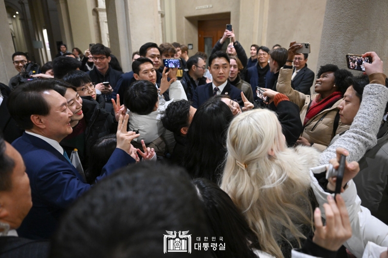 El presidente Yoon Suk Yeol (segundo desde la izquierda) toma el 19 de enero fotos con estudiantes del Instituto Federal de Tecnología de Zúric en Zúrich, Suiza, luego de sostener conversaciones con físicos cuánticos. | Oficina presidencial