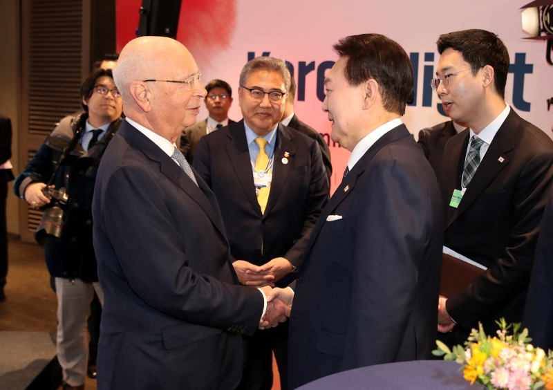 El presidente Yoon Suk Yeol (derecha) saluda el 18 de enero a los líderes económicos y políticos mundiales en el Ameron Davos Swiss Mountain Resort en Davos, Suiza, durante el evento 