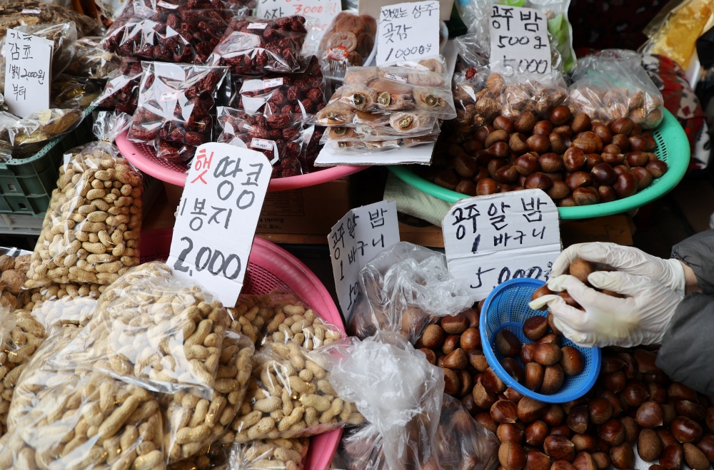 Comer Bureom es la costumbre de comer nueces duras temprano en la mañana de Jeongwol Daeboreum para rezar por la buena salud durante el año.