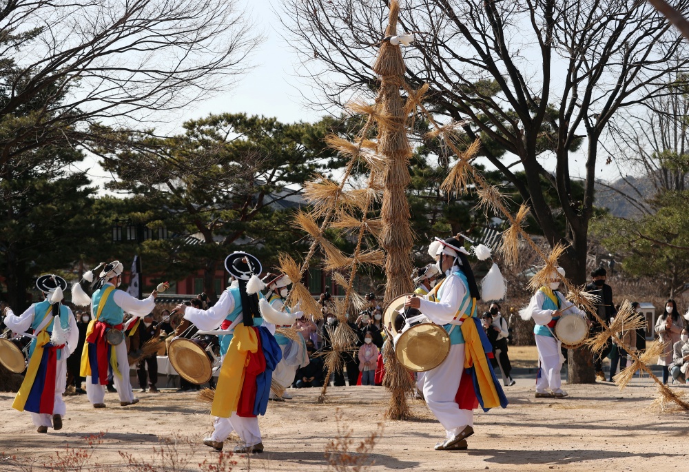 Jisinbapgi es un ritual en el que una banda de agricultores, o pungmulpae en coreano, de cada pueblo viaja de casa en casa, ofreciendo comida y música al dios de la tierra que protege los hogares de las personas, para desear el bienestar de los miembros de familias y del pueblo.