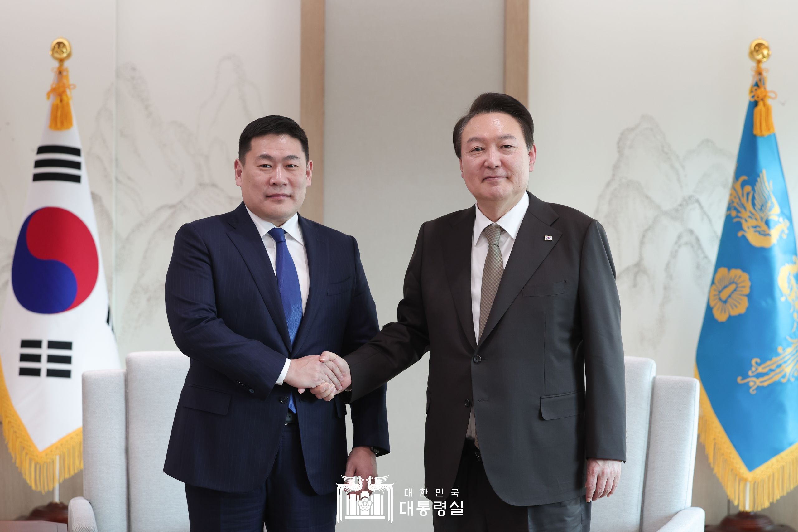El 15 de febrero, el presidente Yoon Suk Yeol (dcha.) le da la mano al primer ministro mongol Luvsannamsrai Oyun-Erdene en la oficina presidencial en Seúl. | Oficina presidencial 