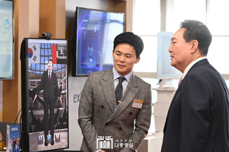 El 24 de febrero, el presidente Yoon Suk Yeol conversa con el director ejecutivo de EntreReality, Lee Dongyun, sobre un equipo que registra el movimiento de personas u objetos, antes de una reunión con empresarios de pymes en la oficina presidencial en el distrito de Yongsan-gu en Seúl. | Oficina presidencial