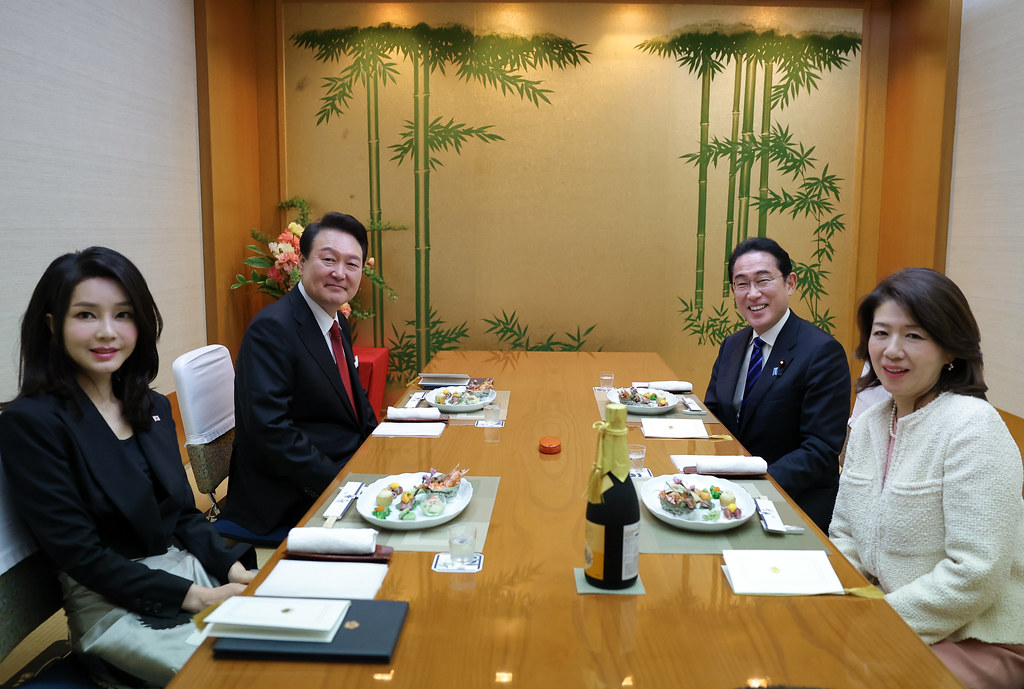 El presidente Yoon Suk Yeol (segundo por la izquierda), la primera dama Kim Keon Hee (izquierda), el primer ministro japonés Fumio Kishida y la primera dama Yuko Kishida cenan el 16 de marzo en un restaurante de sukiyaki (olla caliente japonesa) en el distrito Ginza de Tokio.