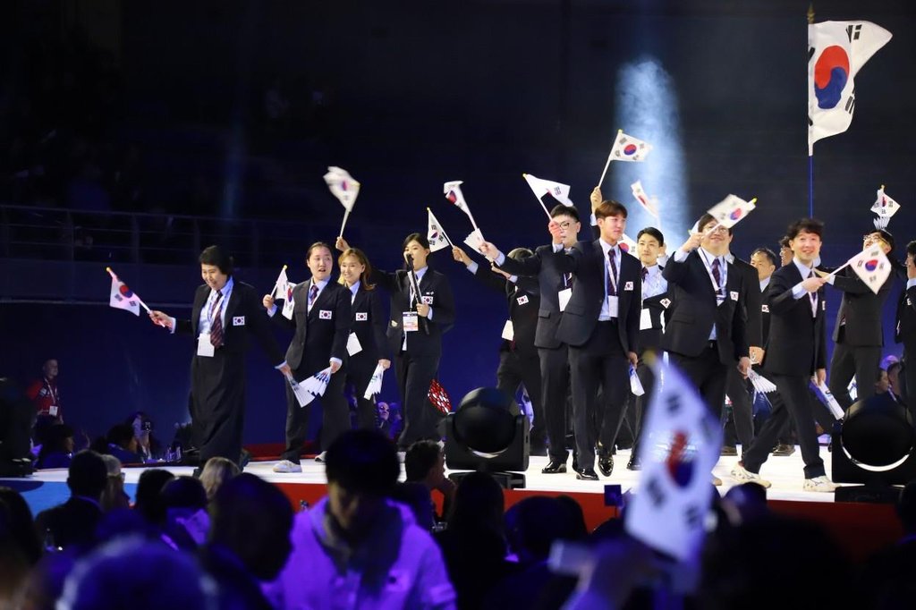El 25 de marzo, el equipo nacional ondeó la bandera nacional coreana Taegeukgi en la ceremonia de clausura de la 10.ª edición de los Juegos Abylimpics en Metz Arena en Francia, después de ganar la mayor cantidad de medallas en el torneo. | Agencia de empleo de Corea para personas con discapacidad