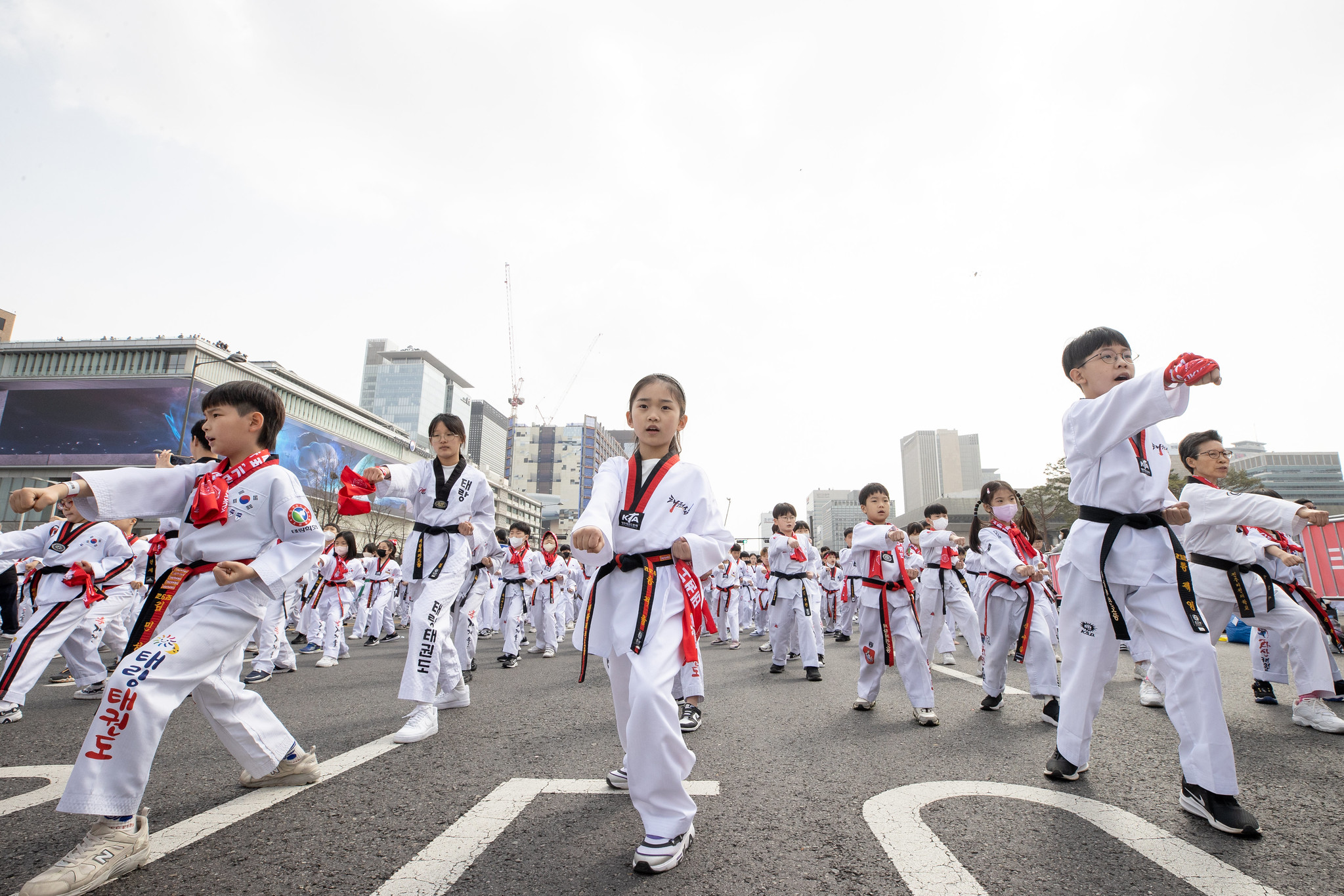 El 25 de marzo, los participantes al 'Gran Festival Nacional de Taekwondo Hanmaeum 2023' practican poomsae, con el objetivo de establecer el récord mundial Guinness de la mayor cantidad de personas que realizan el movimiento de defensa y ataque 'Taegeuk 1 jang'.