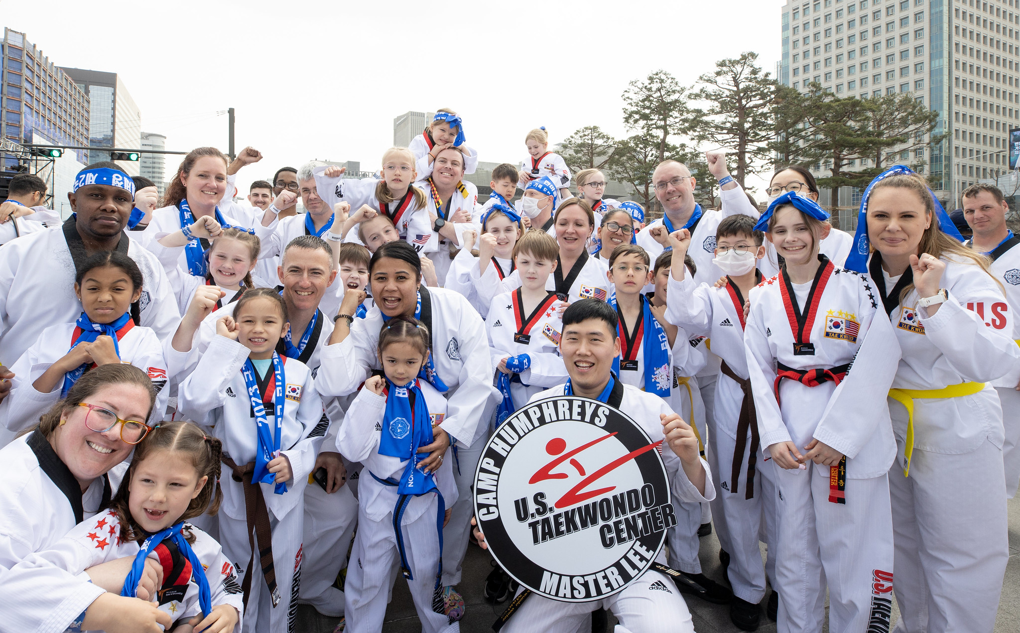 El 25 de marzo, algunos participantes extranjeros se toman una foto grupal en el 'Gran Festival Nacional de Taekwondo Hanmaeum 2023'.