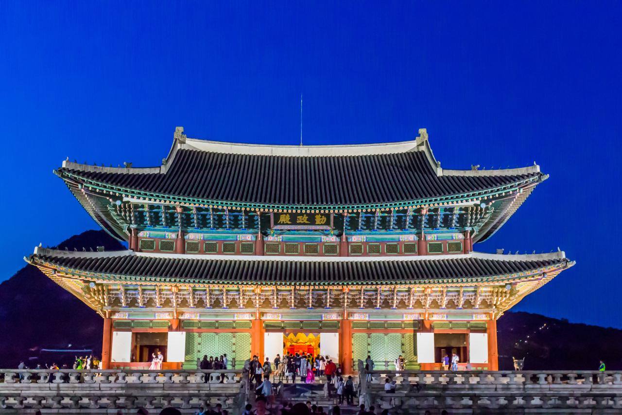 Los recorridos nocturnos por el palacio Gyeongbokgung se reanudarán a partir del 5 de abril, para que los turistas puedan disfrutar del ambiente nocturno del palacio junto con las flores de primavera. La foto muestra el recorrido nocturno por el palacio.