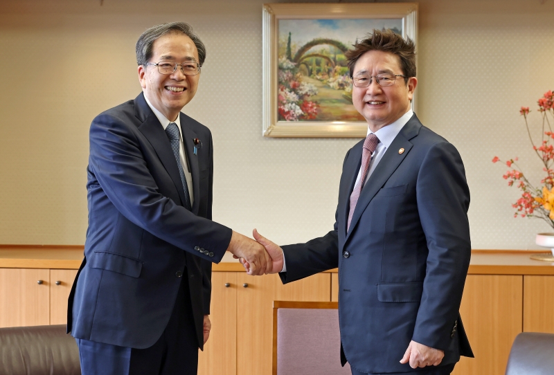 El ministro de Cultura, Deportes y Turismo, Park Bo Gyoon (dcha.), y el ministro de Tierra, Infraestructura, Transporte y Turismo de Japón Tetsuo Saito, el 14 de abril posan para tomarse una fotografía en la sede del ministerio en Tokio.