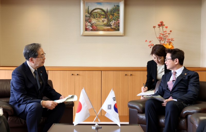 El ministro de Cultura, Deportes y Turismo Park Bo Gyoon (dcha.) y el ministro de Tierras, Infraestructura, Transporte y Turismo de Japón Tetsuo Saito, se reúnen el 14 de abril en la sede del ministerio en Tokio.