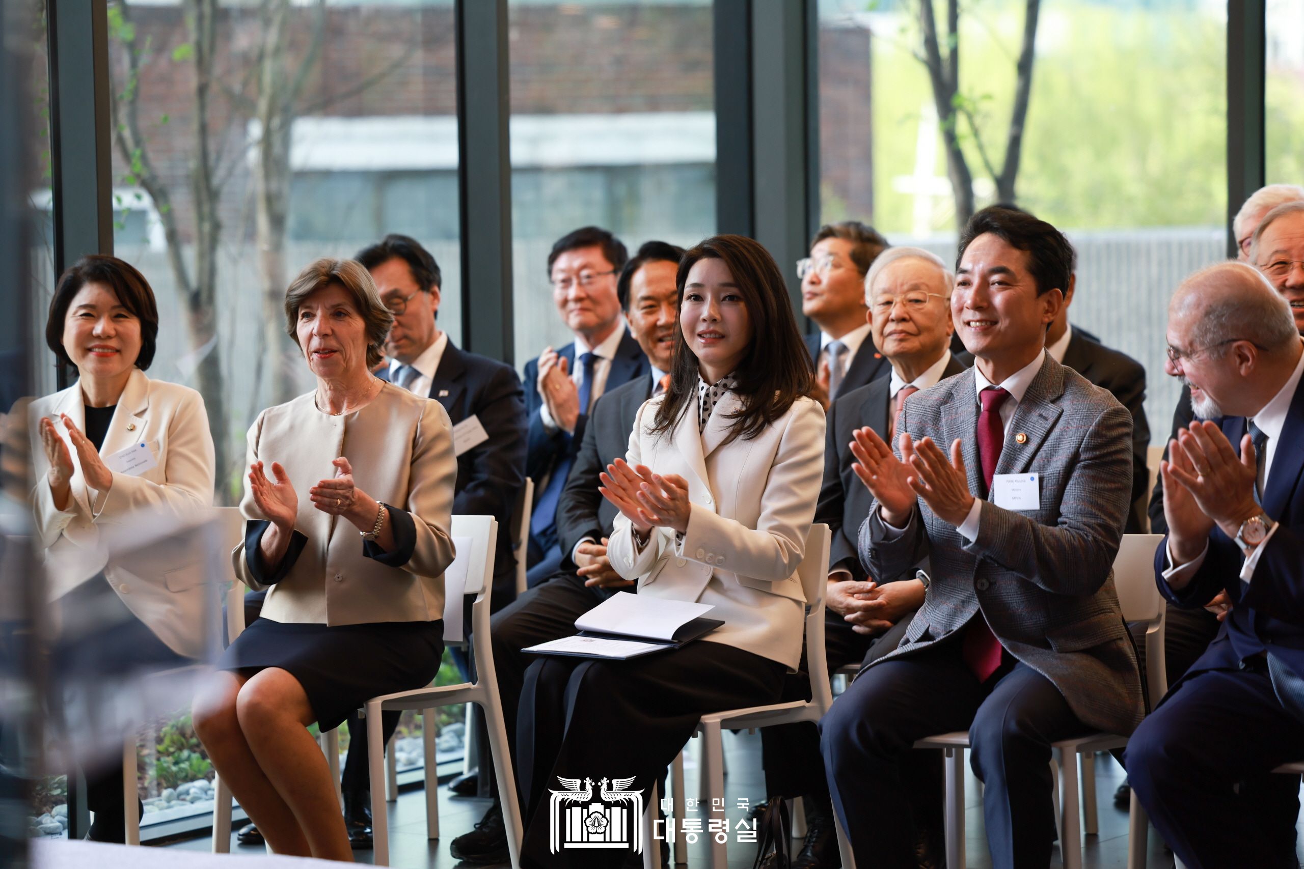 La primera dama Kim Keon Hee (tercera por la izquierda) aplaude durante la ceremonia de inauguración de la nueva Embajada de Francia en Corea, celebrada el 15 de abril, en el barrio de Hap-dong, en el distrito de Seodaemun-gu, Seúl. | Oficina presidencial 