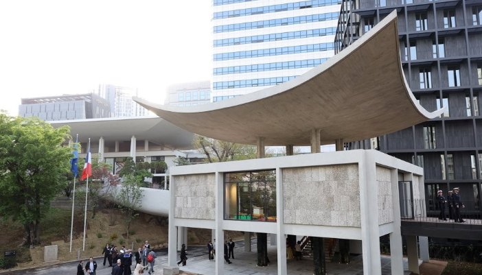La foto, tomada el 15 de abril, muestra la vista de la nueva Embajada de Francia en el barrio Hap-dong en el distrito de Seodaemun-gu, Seúl. | Agencia de Noticias Yonhap