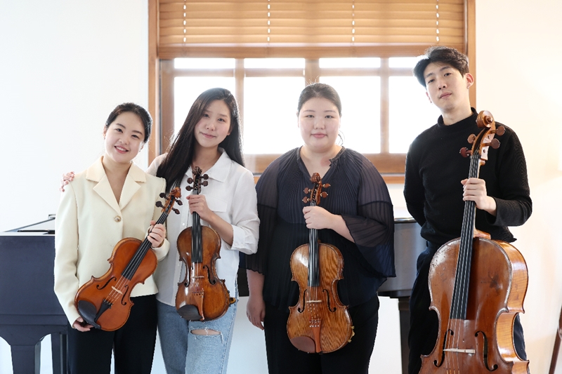El 19 de abril, Arete Quartet interpretó el Cuarteto de Cuerdas No. 4 del compositor Yun Isang durante la entrevista de Korea.net. Eligieron la pieza porque está llena de elementos coreanos que expresan sensaciones y ritmo, por lo que consideran que los lectores de Korea.net podrían escucharla con interés. Desde la izquierda, Son Jieun (segundo violín y miembro invitado), Jeon Chaeann (primer violín), Jang Yoonsun (viola) y Park Seonghyeon (violonchelo). | Kim Sun Joo