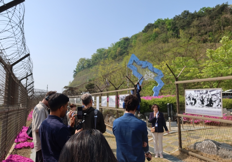 El 27 de abril, unos corresponsales de prensa extranjeros, que participaban en la rueda de prensa sobre el Sendero de la Paz de la DMZ, escuchan a la guía en el Parque Conmemorativo de los Veteranos 6.25 del condado de Ganghwa-gun, en Incheon. | Kim Hyelin