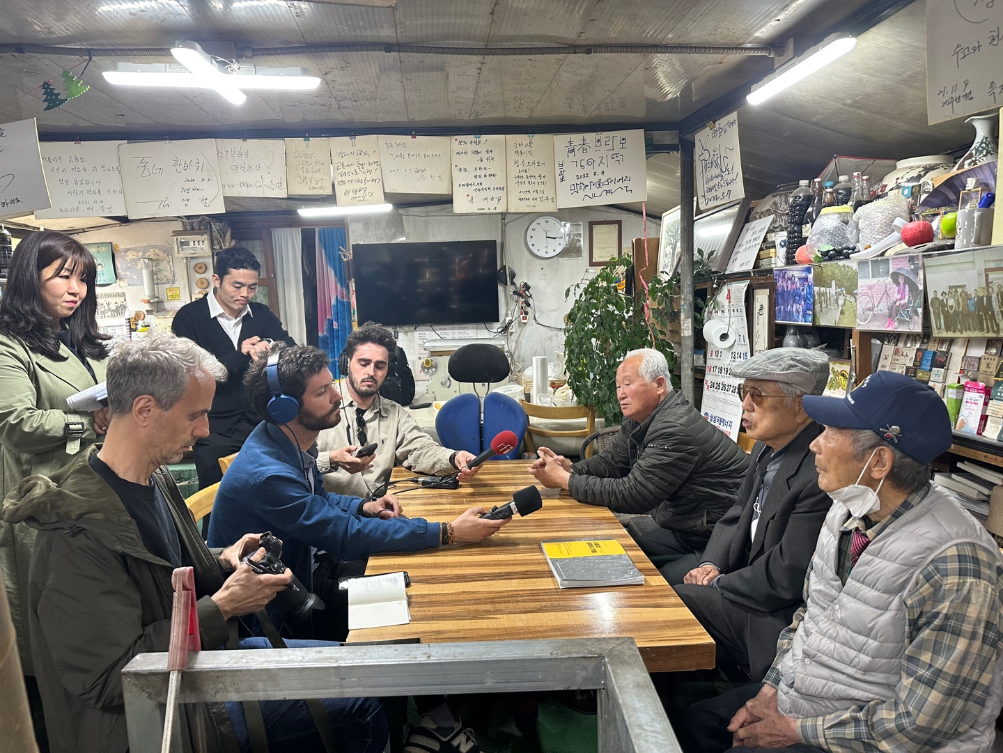 El 27 de abril, corresponsales extranjeros que visitaban el Sendero de la Paz de la DMZ entrevistan a residentes de la isla de Gyodongdo. | Oficina del condado de Ganghwa-gun
