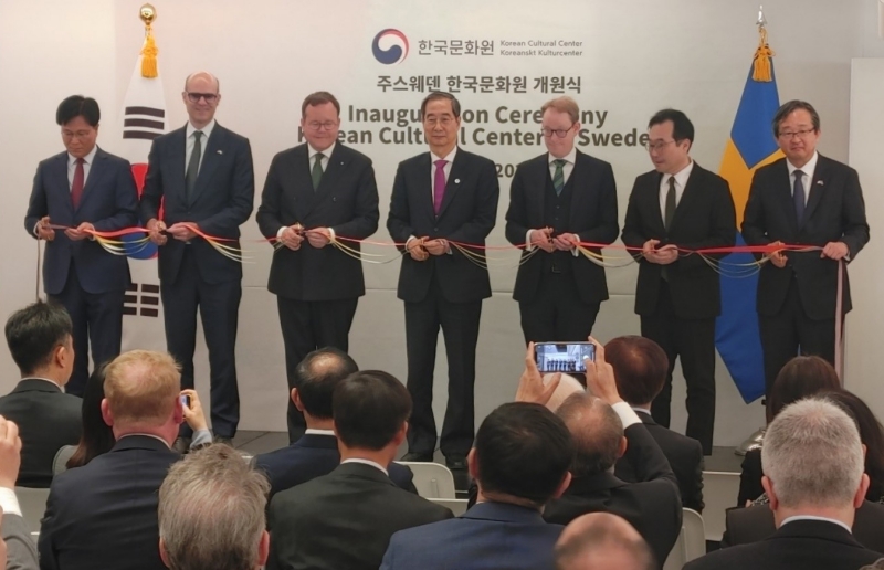 LLos invitados a la ceremonia de inauguración del Centro Cultural Coreano en Estocolmo, Suecia, en la mañana del 8 de mayo cortaron la cinta de apertura. Desde la izquierda, el director del Servicio de Cultura e Información de Corea (KOCIS, por sus siglas en inglés), Kim Jangho, el embajador de Suecia en Corea, Daniel Wolven, el presidente del Ayuntamiento de Estocolmo, Olle Burell, el primer ministro de Corea, Han Duck-soo, el ministro de Asuntos Exteriores de Suecia, Tobias Billstrom, el segundo viceministro de Asuntos Exteriores de Corea, Lee Dohoon y el embajador de Corea en Suecia, Chung Byungwon.