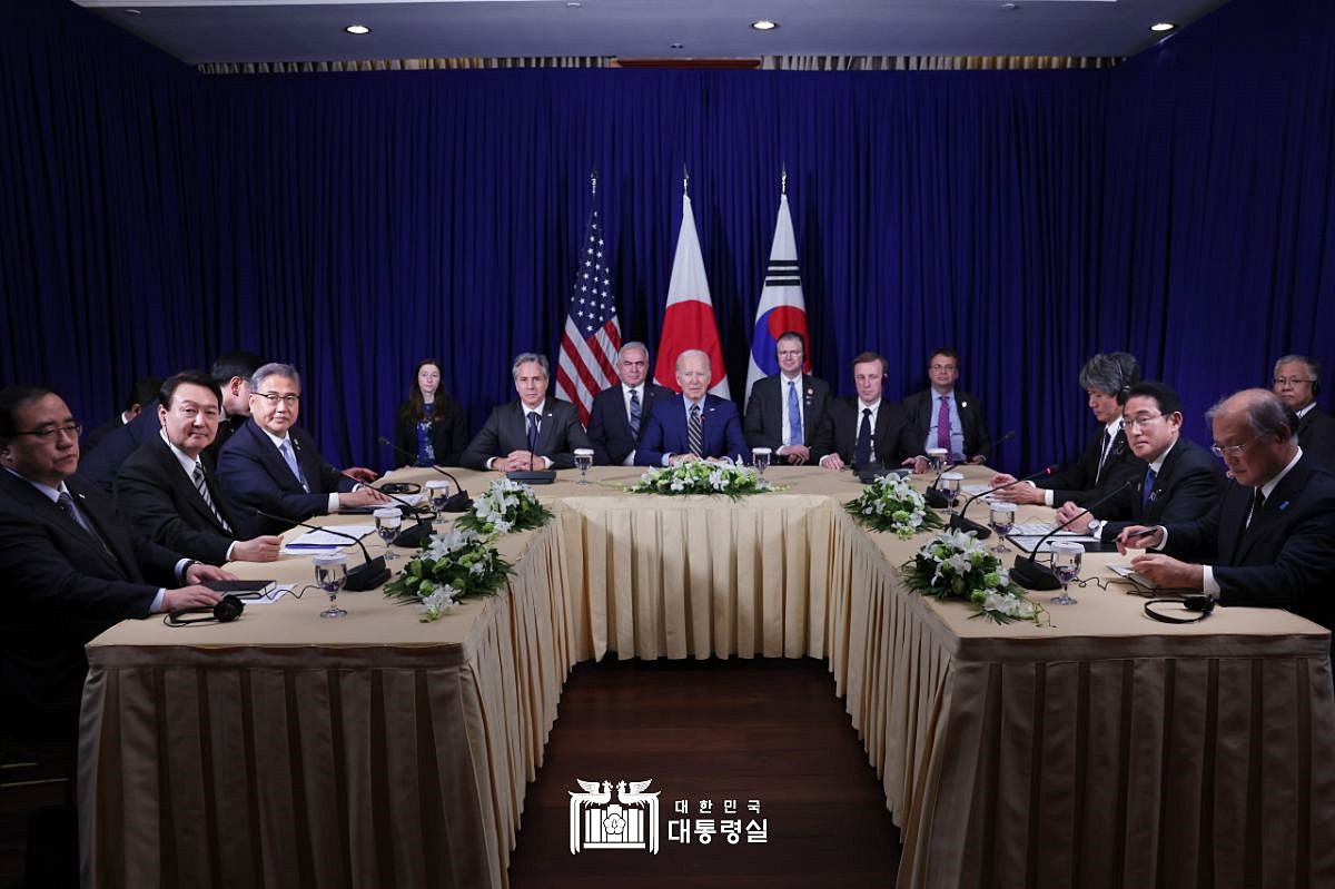 El presidente Yoon Suk Yeol asistirá a la cumbre del Grupo de las 7 economías del 19 al 21 de mayo en Hiroshima, Japón. En la imagen, el presidente (segundo por la izquierda) posa para una foto de grupo el 13 de noviembre de 2022, con el presidente estadounidense Joe Biden (en el centro de la mesa) y el primer ministro japonés Fumio Kishida (segundo por la derecha) en una cumbre trilateral celebrada en un hotel de Phnom Penh, Camboya. | Oficina presidencial 