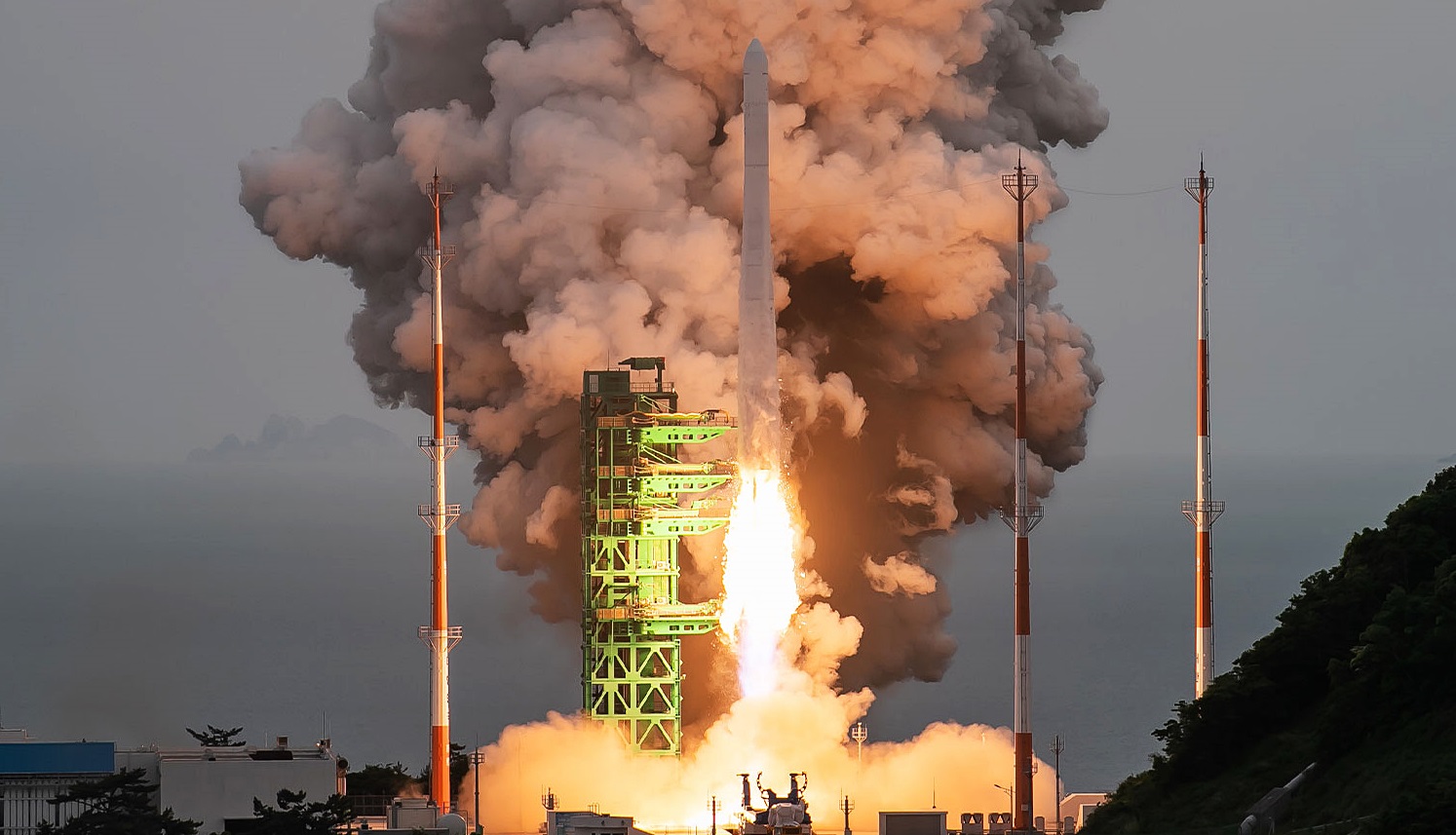 El cohete espacial Nuri (KSLV-II, según sus siglas en inglés), desarrollado con tecnología nacional, despega el 25 de mayo del Centro Espacial Naro, en el condado de Goheung-gun, en la provincia de Jeollanam-do. | Instituto de Investigación Aeroespacial de Corea