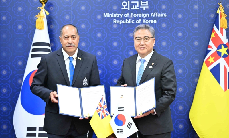  En la mañana del 29 de mayo, el ministro de Asuntos Exteriores, Park Jin (derecha), posa para tomarse una foto con el primer ministro y jefe diplomático de Niue, Dalton Tagelagi, tras firmar el documento relativo al establecimiento de las relaciones bilaterales entre ambos países, en el edificio del ministerio, ubicado en el distrito de Jongno-gu, Seúl.Con una población de 1.600 habitantes, la nación del Pacífico es el 192º país que establece lazos diplomáticos con Corea del Sur.Los lazos diplomáticos entre los dos países se firmaron con motivo de la Cumbre Corea del Sur-naciones insulares del Pacífico, que se lleva a cabo el 29 y 30 de mayo. 
