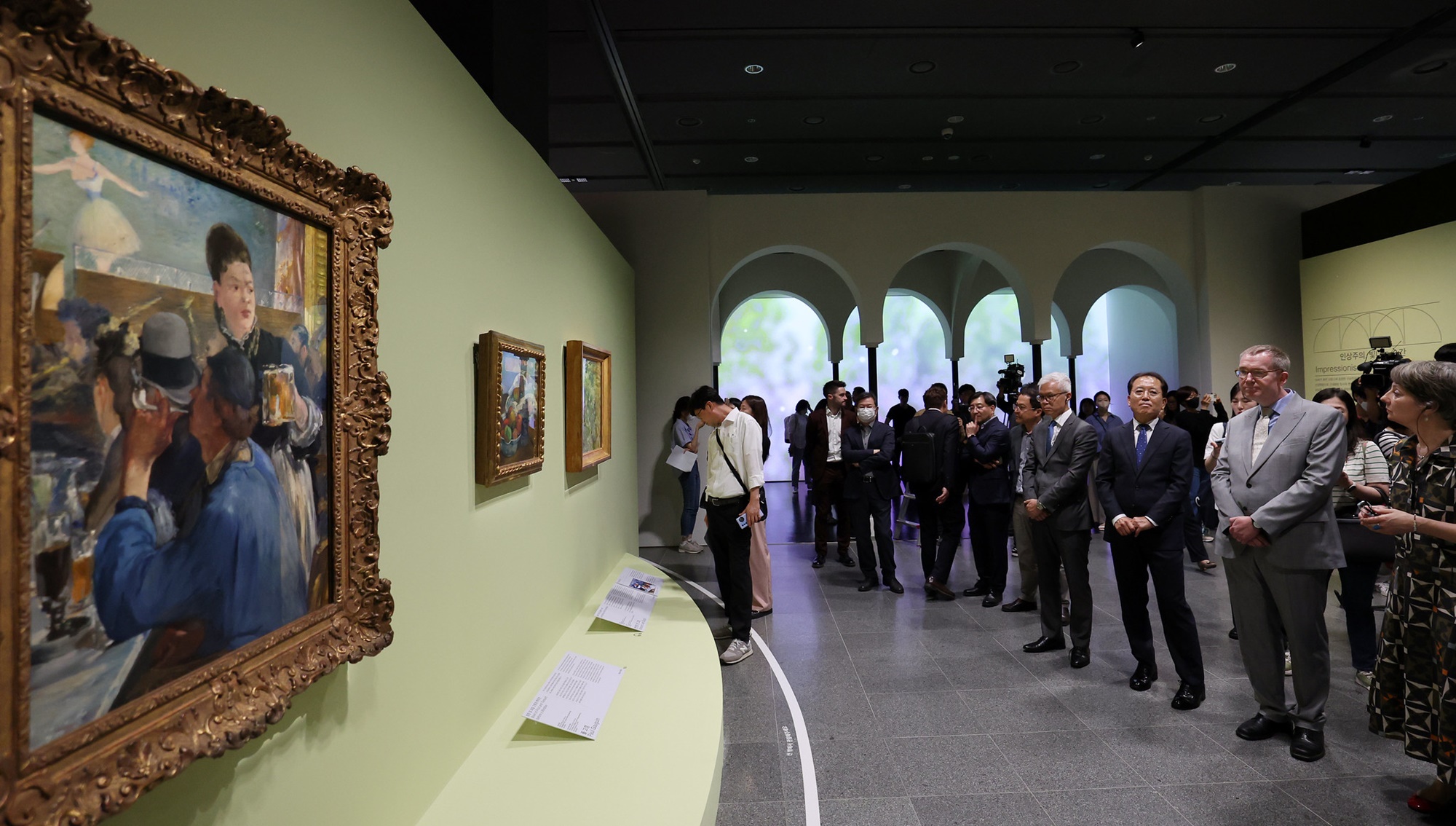 El embajador británico en Corea, Colin Crooks (segundo por la derecha), el director general del Museo Nacional de Corea, Yoon Sung Yong (tercero por la derecha), y periodistas coreanos y extranjeros asisten el 1 de junio a una sesión de preestreno para la prensa en el museo con motivo de la inauguración de la exposición conmemorativa 'Eyes on Us: Masterpieces from The National Gallery, London'. | Jeon Han