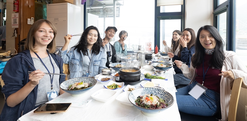 El 24 de mayo, siete reporteros honorarios de Korea.net posan para una foto antes de probar la comida hecha a base de productos de mar, en un restaurante del condado de Namhae-gun, en la provincia de Gyeongsangnam-do. De izquierda a derecha, Karina Gur de Alemania, Anastassiya Kim de Kazajistán, Mohammad Iqbal Jerusalem de Indonesia, Kaori Yoshioka de Japón, Virginie Schultz de Francia, Quang Thi Thuy Dung de Vietnam y Yang Huiyan de China.