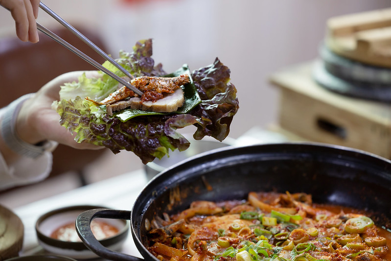  Las anchoas que se comen al estilo de 'ssambap de anchoas', expresión que se usa para referirse al hecho de envolver una anchoa en una hoja de verdura como la lechuga, o al estilo crudo, recubriéndolas con doenjang o gochujang, son más grandes que las anchoas comúnmente usadas como ingrediente para preparar sopa o salteado. 