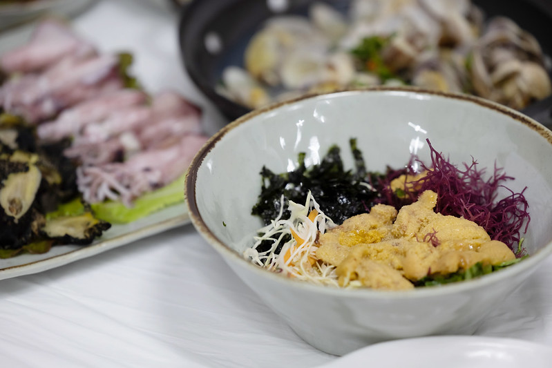 El seongge bbibimbap (arroz mixto con huevas de erizo de mar) contiene el olor único y el sabor encantador de los erizos de mar naturales, recién capturados por las buceadoras haenyeo. Si se agrega aceite de sésamo en la salsa para sazonar y se mezcla, el sabor es extraordinario.