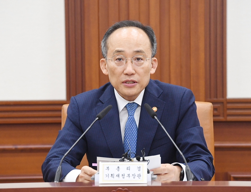 El viceprimer ministro y ministro de Economía y Finanzas, Choo Kyung-ho, da un discurso el 2 de junio en la reunión de funcionarios económicos de alta relevancia y el Comité de Cooperación de Inversiones de los Emiratos Árabes Unidos en el Complejo Gubernamental de Seúl, en el distrito de Jongno-gu. | Ministerio de Economía y Finanzas