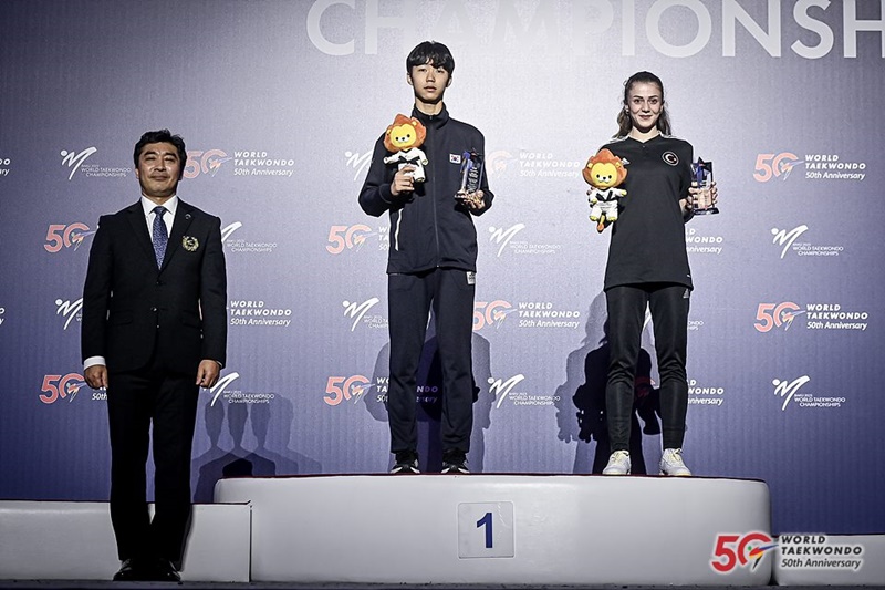 Park Tae-joon (centro) y Merve Dincel (Turquía, derecha), quienes fueron seleccionados como los mejores jugadores del Campeonato Mundial de Taekwondo 2023, llevado a cabo el 4 de junio (hora local) en Bakú, Azerbaiyán, posan mientras sostienen sus premios. | Taekwondo Mundial