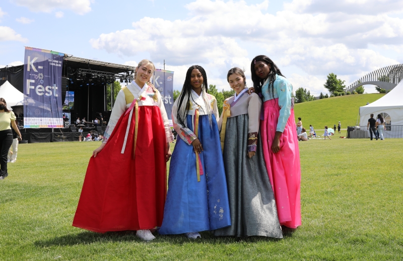 \El 10 de junio (hora local), los asistentes al 'K-fest' organizado por el Centro Cultural Coreano (CCC) en Canadá, en el Parque Lansdowne en Ottawa, se toman fotos mientras portan el hanbok.