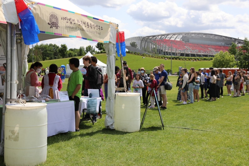 El 10 de junio (hora local), los asistentes hicieron fila en el puesto del Instituto de Comida Tradicional Coreana, en el 'K-Fest' celebrado en Lansdowne Park, Ottawa, Canadá.