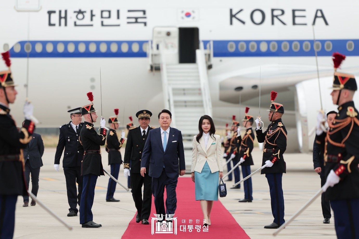 El 19 de junio (hora local) el presidente Yoon Suk Yeol y la primera dama Kim Keon Hee son escoltados por la guardia de honor al llegar al Aeropuerto de París-Orly, en Francia.