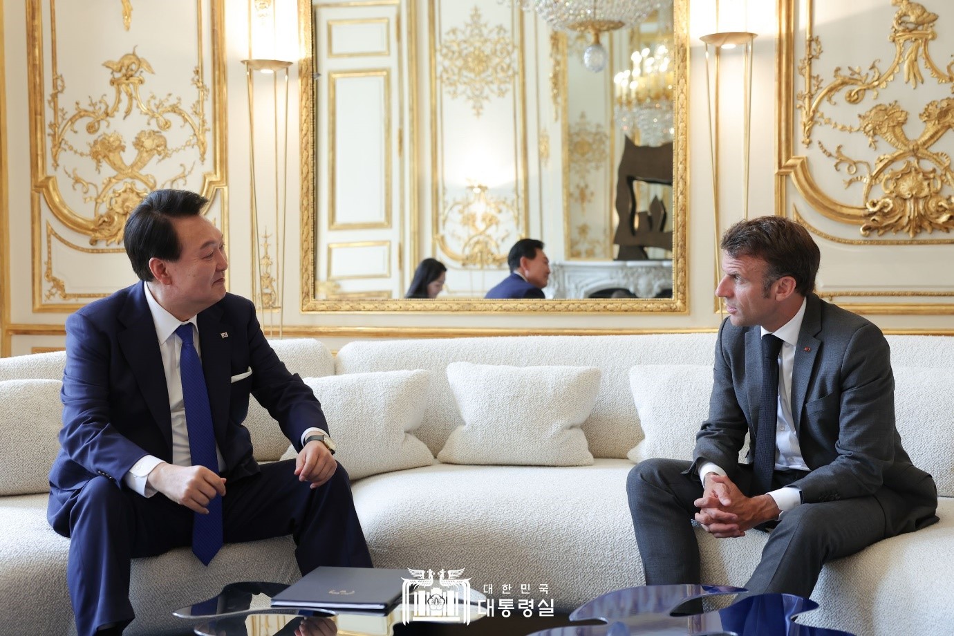 El 20 de junio (hora local), el presidente Yoon Suk Yeol (izda.) y su homólogo francés Emmanuel Macron llevan a cabo la cumbre bilateral en el Palacio del Elíseo en París. Ese día, ambos líderes acordaron expandir la cooperación entre Corea del Sur y Francia a un nivel más avanzado basado en una alianza de valores universales. Además, acordaron aumentar la inversión mutua centrándose en campos de alta tecnología como las baterías y baterías secundarias. 