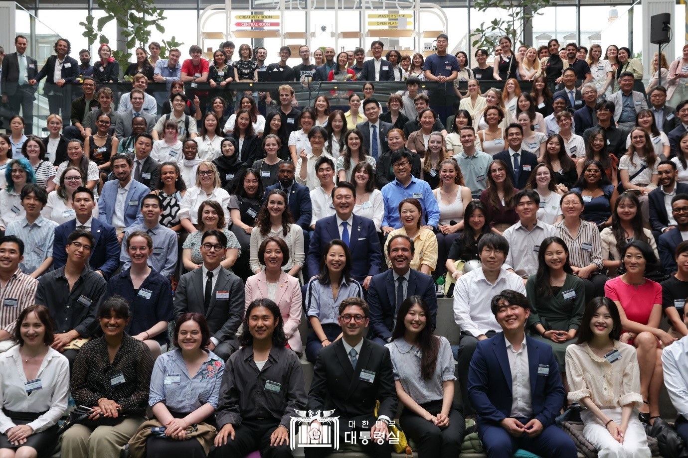 El 20 de junio (hora local), el presidente Yoon Suk Yeol, posa para una foto conmemorativa con los asistentes al Diálogo con futuras generaciones innovadoras de Corea del Sur y Francia, que se llevó a en STATION F, el campus de empresas emergentes más grande del mundo. Cerca de 300 personas, incluidos jóvenes coreanos y franceses, asistieron al evento ese día. 