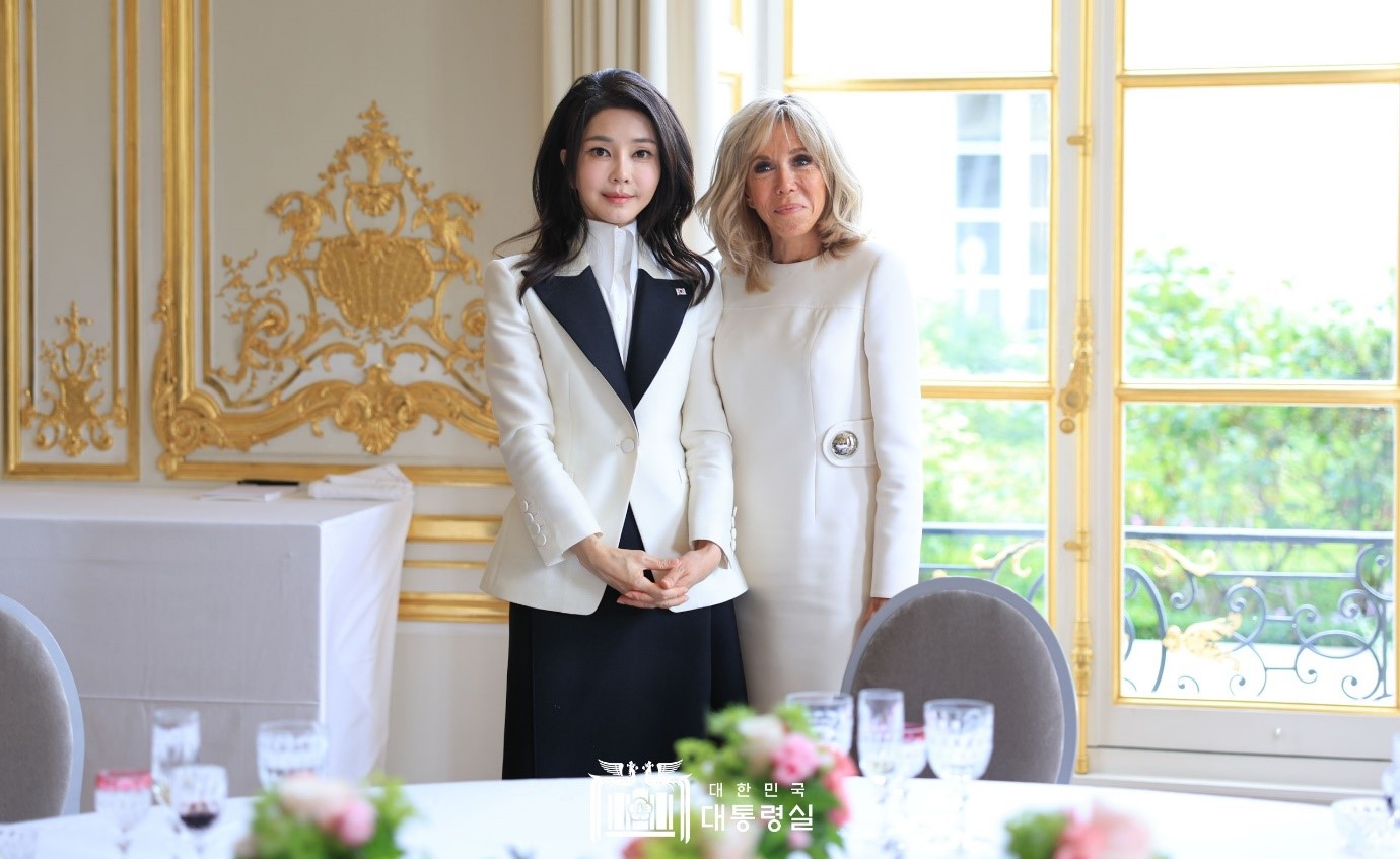 El 20 de junio (hora local), la primera dama Kim Keon Hee (izda.) asiste a un almuerzo amistoso con la primera dama francesa, Brigitte Macron, en el Palacio del Elíseo en París, Francia. La primera dama Kim propuso que: 